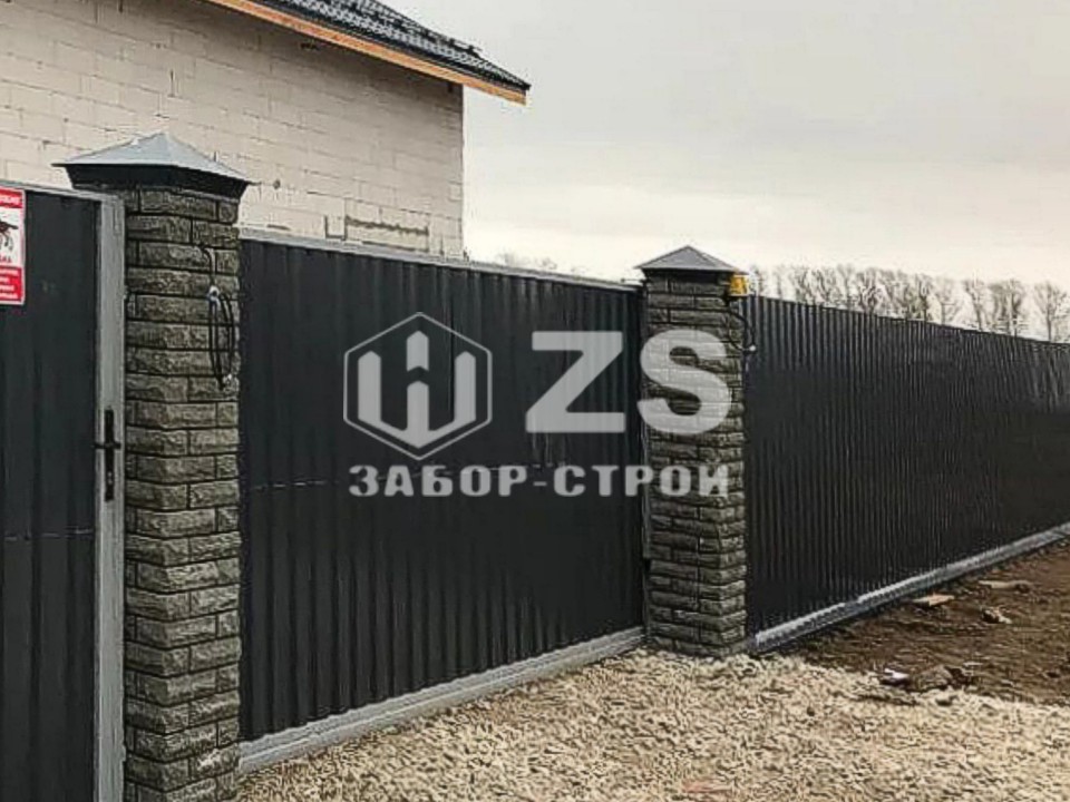 Забор из профнастила с кирпичными столбами 6 соток
